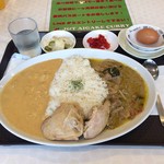 J&T AIGAKE CURRY  - ④ホワイトカレー（明太子使用）と⑥タイチキングリーンカレーに骨付き鶏あし肉をトッピング