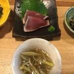 立場割烹 SSAW - 手前：じゅん菜の酢の物    奥：カツオ