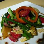 オヂィズダイニング　魚魚  - 有機野菜・自然栽培野菜！写真は看板メニューの「旬菜サラダ」