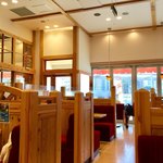 コメダ珈琲店 - 店内風景(自視点)。パーティションがいい感じで、プライベート感を演出しているのが分かる。完全分煙。