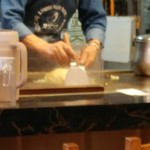 かつみ - 広島焼はお店の方が焼いてくれます