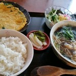 まつや - 日替り　たぬきそば、ニラ玉、ちくわサラダ、お新香、ご飯　900円