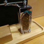 鰻 にしはら - 山椒挽き機