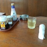 大村庵 - お茶とおしぼり。灰皿はデフォルト配備