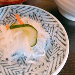 Okamura - 大根のお漬物で後味サッパリ♪酸味もキツくなく、軽くて美味しい✨