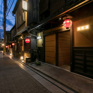 風情溢れる祇園の町並みに溶け込む、京都イタリア料理店