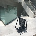 レヴォル - お店は地下一階