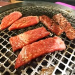 本格炭火焼肉 たまえん - 肉焼いてます