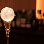 Bar Le Salon - まるでオブジェのようなグラスを冷やす氷