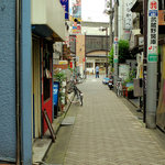 ツーパパスサムタイムスアガール - みその通り。奥に見えているのが(分かりづらいが)高架下の「はらドーナッツ」のお店。