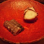 すし匠 - 左：子持ちしゃこ　右：たこ桜煮（共に神奈川産）