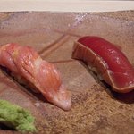 すし匠 - 左：大とろ握り　右：中とろづけ握り（北海道産）