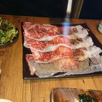 大衆肉酒場 こだわり米 匠 - 極上大判炙り寿司　バーナーで炙りの演出