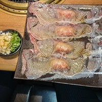 大衆肉酒場 こだわり米 匠 - 極上大判炙り寿司　とろけた脂がウマっ❕