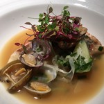 レストラン キモト - 真鯛のポアレ アサリとズッキーニのスープ仕立て
      パクチースプラウトの香りがアクセント