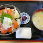 寿司吉 - おすすめのサーモン丼８５０円