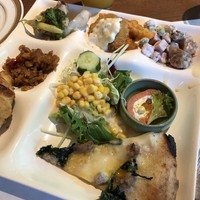 グランカフェ - 「ピザ」「赤魚の何だったかしら」「スモークサーモン（クリームチーズ入りで美味しい）」「ジャンバラヤ」 「クロワッサン」「豆サラダ」など。 どれもいい味わい