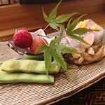 肴とお酒 うを弘 - 八寸（山桃蜜煮、鯵の砧巻き、枝豆、ヒイラギ唐揚げ、シラスシシャモ山椒煮、ツバメ生姜）
