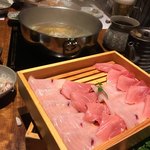 豆家別邸しびかま 本店 - あさりだしで食べるマグロのしゃぶしゃぶ
                                下段にたっぷりのネギとお野菜