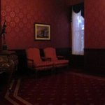 クラブ33 - 施設にはいると一階のエントランスはアメリカンスタイルの待合室になってます。 