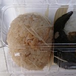 Murakami Shokudou - おにぎり
                        セロリの葉とジャコの佃煮
                        季節の炊きこみご飯(鶏と新生姜)
