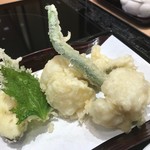 美々卯 - 今が旬の鱧の天ぷらは、ふわっとした身の美味しさが活きています。