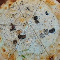 Serafina NEW YORK さいたま新都心店 - タルトゥーホ ネーロ＆ラビオリチーズ　ピザ