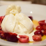 鎌倉山崎さんのモッツァレラブラータとアメリカチェリーとトマト@2,200円：ナイフを挿れると……