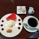 サロン・ド・テ ロンド - ルーヴル美術館展 展覧会特別デザート ベリーのチーズケーキ ヴァニラのアイスクリームとブルーベリーソース添えとコーヒー