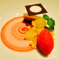 Q.E.D.CLUB - マンゴーとチョコレート、口どけの良いココナッツムースを3層に フランボワーズパッションのソルベと共に