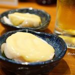地鶏屋ごくう　華 - お通し 帆立の下にはきゅうりとワカメの酢の物