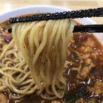 ゆきちゃんラーメン - 中太のストレート麺。低加水、しっかりとした歯応え