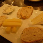 徳蔵 - チーズ3種盛り合わせ（シェーブル・ハードチーズ・白カビチーズ）