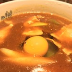 味奈登庵 - 最初に玉子を投入。
      食べるころには程よく温められ、黄身トロットロ♡