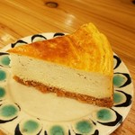 燻製バル けむりば - けむりば名物燻製塩チーズケーキ400円