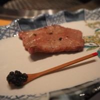 焼肉エクセレント 銀座店 - 最初の1枚はキャビアとともに
