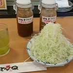 とんＱ - 最初にキャベツを。美味なドレッシング。