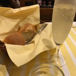 イタリア料理屋 タント ドマーニ - ランチコース ¥2,000
            バゲット + スパークリングワイン
