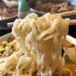 正華飯店 - 太縮れ麺ズーム