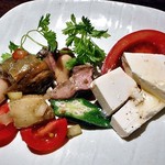 Bistro Refectorium - カプレーゼ ＆ 豚タンのグリルと焼き茄子のマリネ（取り分けました）