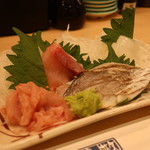 魚敬 - 皮ハギ（肝付）、タチウオ、イナダ　230円、メトイカの刺身盛合せアップ