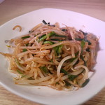 Stir-fried bean sprouts