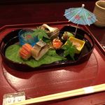 和 あすか - 先付け／姫栄螺、秋田じゅんさい、沢蟹から揚げ、そら豆（蛙）、鯖寿司、海老すり身パンロール揚げ、他１