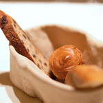 88069744 - ランチコース 4289円 のパン3種盛り合わせ