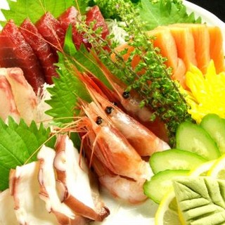 可以實惠的價格享用新鮮海鮮等豐富多彩的下酒菜!