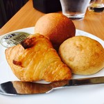 ブック&カフェ こ・らっしぇ - 食べ放題のパン  この日はクロワッサンなど６種類