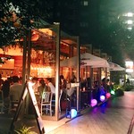 dot. Eatery and Bar - 外観。夜はライトアップされグッとオシャレにキレイ✨