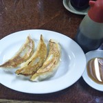 鶴亀 - 餃子ハーフサイズ ３００円(税込)(2018年6月22日撮影)