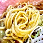 くそオヤジ最後のひとふり - 麺のアップ。