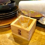 日本酒食堂SO-KEN - 飲み干したグラスは、枡に積んでいく。他で道草していたので、スタッフに途中で回収されてしまい、積み重ねた写真は撮れず終い。